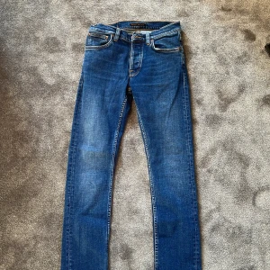 Blåa Nudie Jeans - Säljer ett par klassiska blåa Nudie Jeans i storlek W29 L30. Är alldeles för små för mig och har inte användts ofta. 