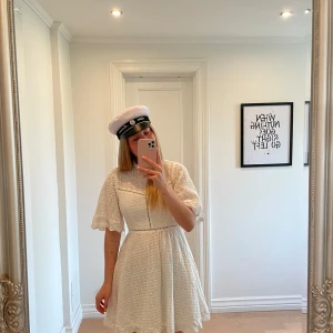 Vit By Malina klänning  - Superfin vit klänning från By Malina. Endast använd 1 gång. Inga fläckar och ser ut som ny! Pe rfekt att ha på student eller konfirmation! 