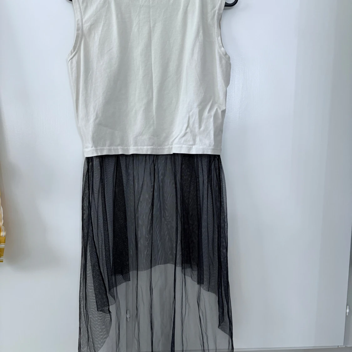 Vit och svart klänning med tryck och transparent kjol - 1