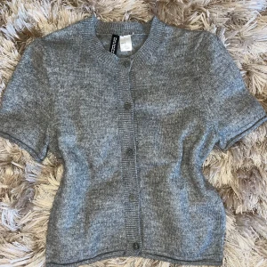 Fin kofta från h&m🩶 - Säljer pga att den ej används🤍Nästan helt oanvänd, kanske använd 1 gång💋PRISET KAN DISKUTERAS!! Den passar för xxs, xs och s