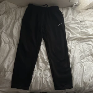 Svarta mjukisbyxor från Nike - Svarta straight leg mjukisbyxor från Nike. Storlekn på byxan är M men passar som S.