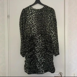 Fest klänning  - Jättefin klänning från vero Moda. Helt ny och oanvänd. Nypris: 400kr