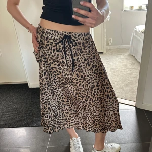 Leopardmönstrad kjol - Hej! Jag säljer den här jättesöta kjolen med låg midja från Zara som passar perfekt nu till sommaren och passar en xs-s. Tveka inte på att skriva vid frågor och pris kan diskuteras🤗