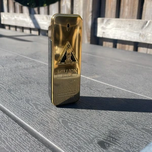 1 Million Elixir herrparfym från Paco Rabanne - Säljer en lyxig herrparfym, 1 Million Elixir från Paco Rabanne. Flaksan innehåller cirka 50ml kvar. Ny pris ligger omkring 1000kr.
