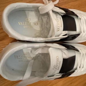 Valentino skor - Feeeeta svart vita Valentino skor. Helt oanvända. Valentino påsar medföljer. Strl 43 passar även 42. Frågor skriv!