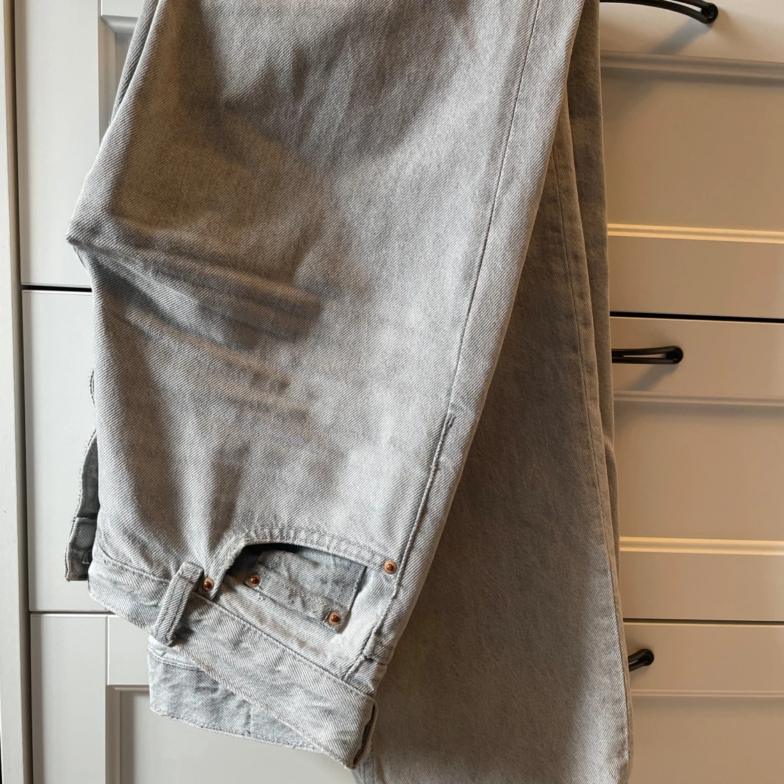 Ljusgrå jeansbyxor med raka ben