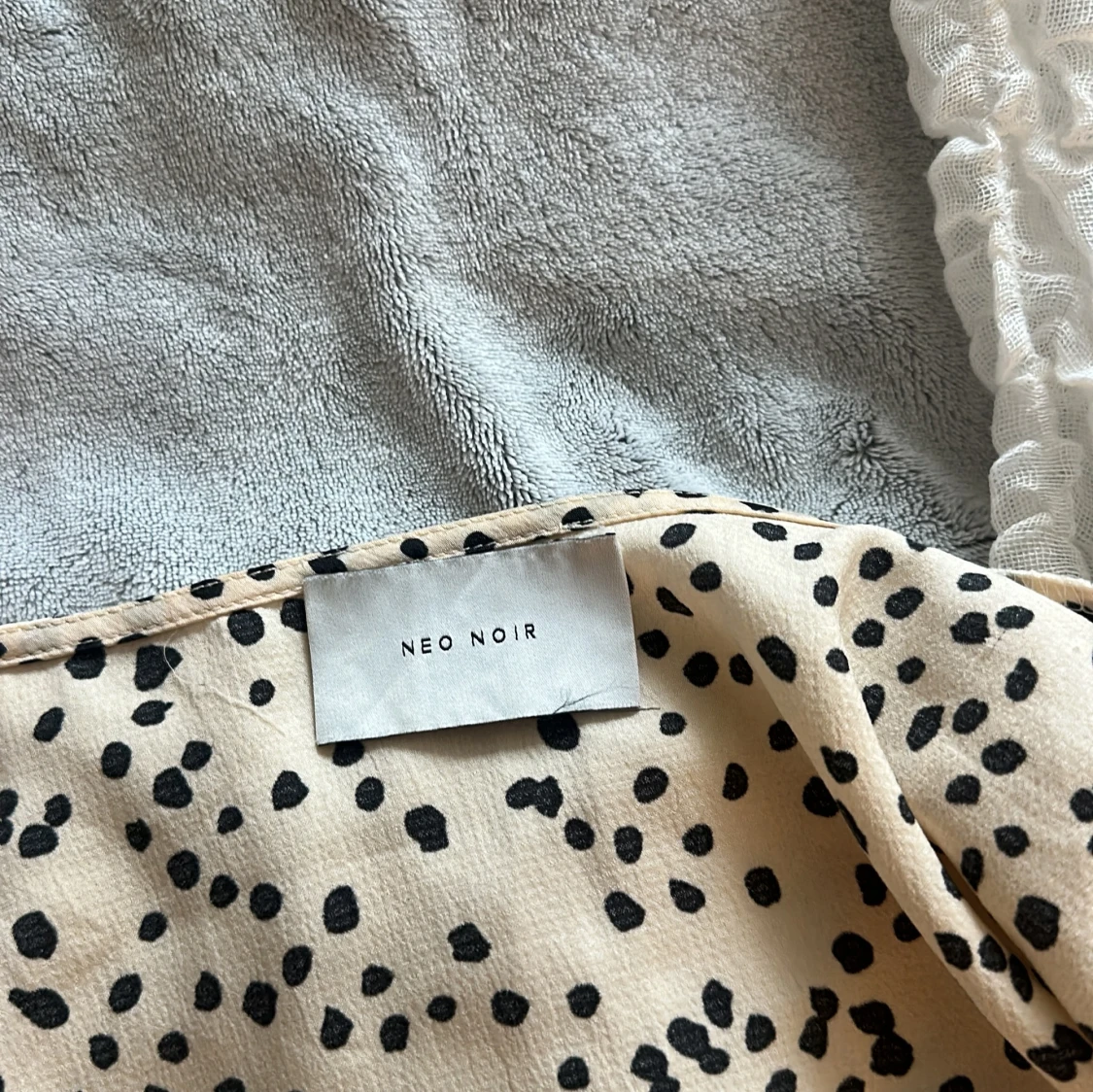 Prickig kortklänning från Neo Noir - 2