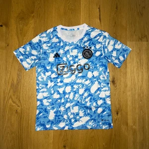 Ajax tröja  - Blå/vit Ajax tröja perfekt för sommaren.☀️🔥