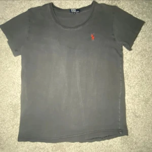 Ralph lauren T-shirt  - Klassisk Ralph Lauren T-shirt – enkel, stilren och alltid rätt. Tillverkad i mjuk bomull med perfekt passform och den ikoniska broderade ponnyn på bröstet. Passar lika bra till vardags som under en skjorta eller jacka för en mer genomtänkt look. Inga fläckar eller defekter – redo att bäras!