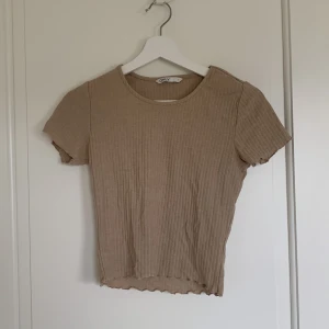 Beige ribbad t-shirt - Fint skick! Ribbad t-shirt