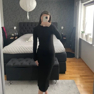 Svart klänning - Svart finstickad klänning från Nelly i strl S. Använd någon gång så i jättefint skick, nästan oanvänd.