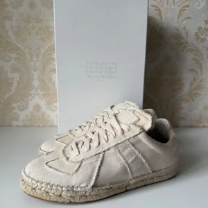 Maison margiela Espadrilles - Tja nu stökar jag Maison margiela skor för ett bra pris dom är helt nya och allt og är med vid minsta funderingar så är det bara att höra av sig MVH CH
