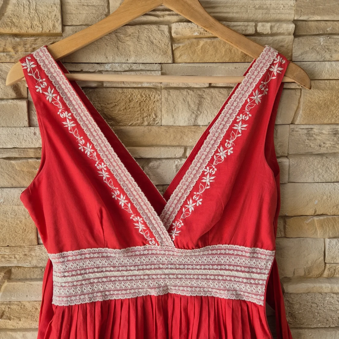 Röd klänning med broderi från Derhy - 1