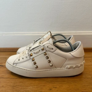 Valentino rockstud sneakers - Säljer nu dessa fina valentino skor | Storlek 38 | Super fint skick | Kommer även med kvitto | Hör gärna av er vid frågor eller funderingar 😊