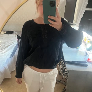 Marinblå blus med spetsdetaljer från WERA - Säljer en marinblå blus från WERA med fina spetsdetaljer framtill. Blusen har långa ärmar och en lös passform, perfekt för en avslappnad men ändå stilren look.