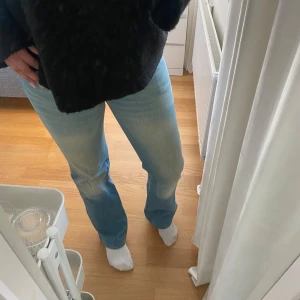 Ljusblå jeansbyxor från Diesel - Säljer ett par ljusblå jeans från Diesel med klassisk femficksdesign och raka ben. Jeansen har normal passform och är tillverkade i denim med snygga slitningar framtill. Jag är 175 cm.