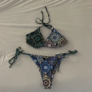 Mönstrad bikini  - Säljer en mönstrad bikini som aldrig är använd ⛱️🧴👙☀️storlek S men passar nog mer storlekar kan jag tänka mig då den är justerbar 