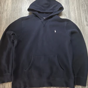 Ralph Lauren hoodie - Säljer en marinblå ralph lauren hoodie storlek s bra skick priset går att diskutera 