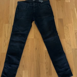 Replay jeans - Säljer ett par gråa Replay Anbass jeans med slim passform. Väldigt bra skick 