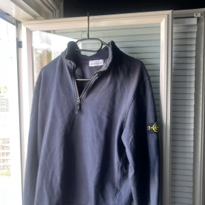 Mörkblå halvzip tröja från Stone Island Junior - Stone Island tröja half zip använd några gånger