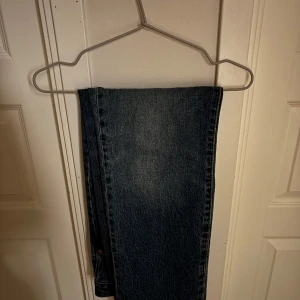 Levi's 551 jeans blå - Klassiska blå Levi's 551 jeans med rak passform. Byxorna har fem fickor, knappgylf och den ikoniska läderpatchen bak i midjan. Perfekta för dig som gillar laidback stilen. Använda ett fåtal gånger. Pris kan diskuteras. 