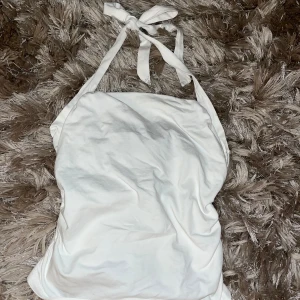 Fin topp från Shein🤍 - Säljer denna pga att den ej används!!PRISET KAN DISKUTERAS❤️Nästan helt oanvänd, använd 1 gång💋