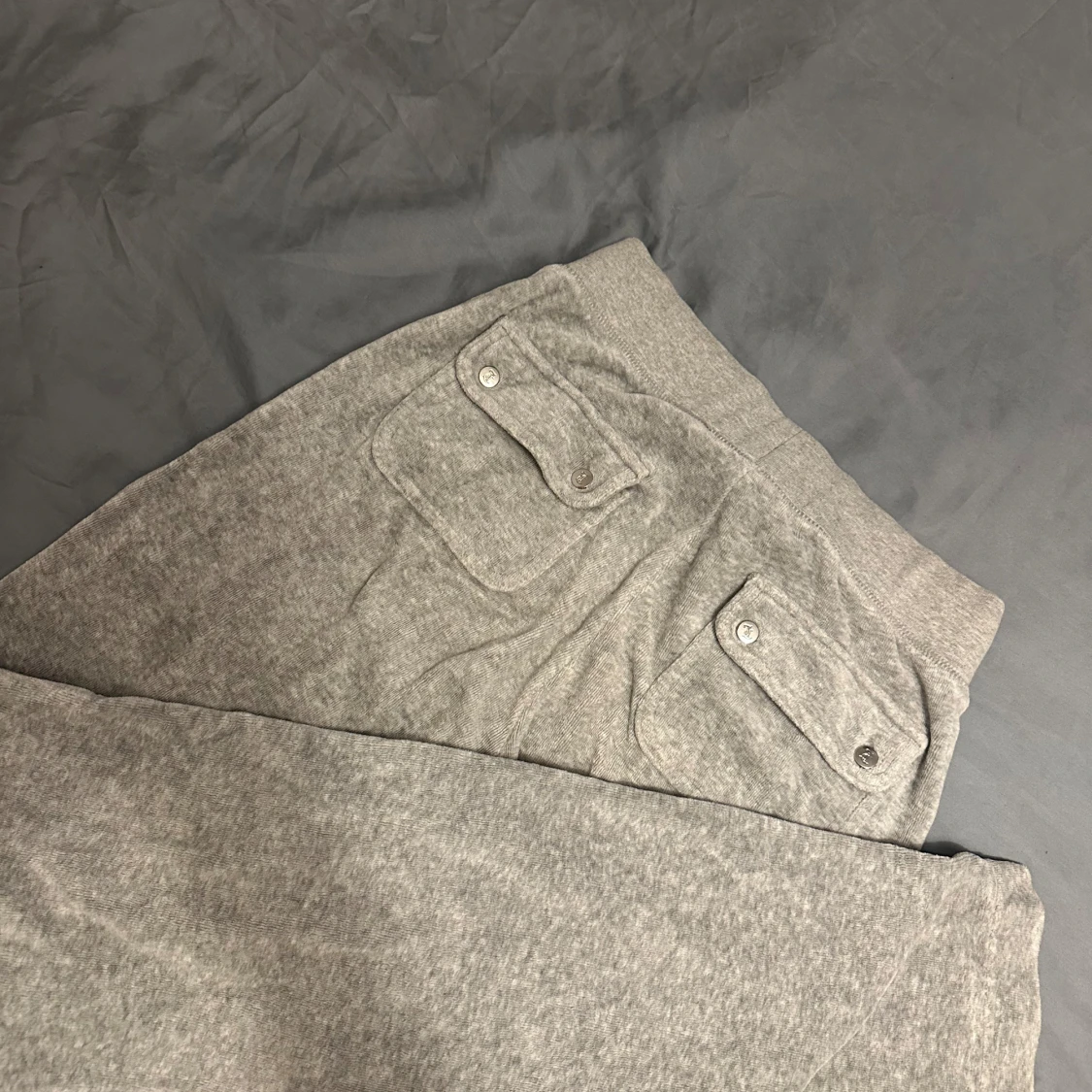 Grå mjukisbyxor med fickor och snörning - 1