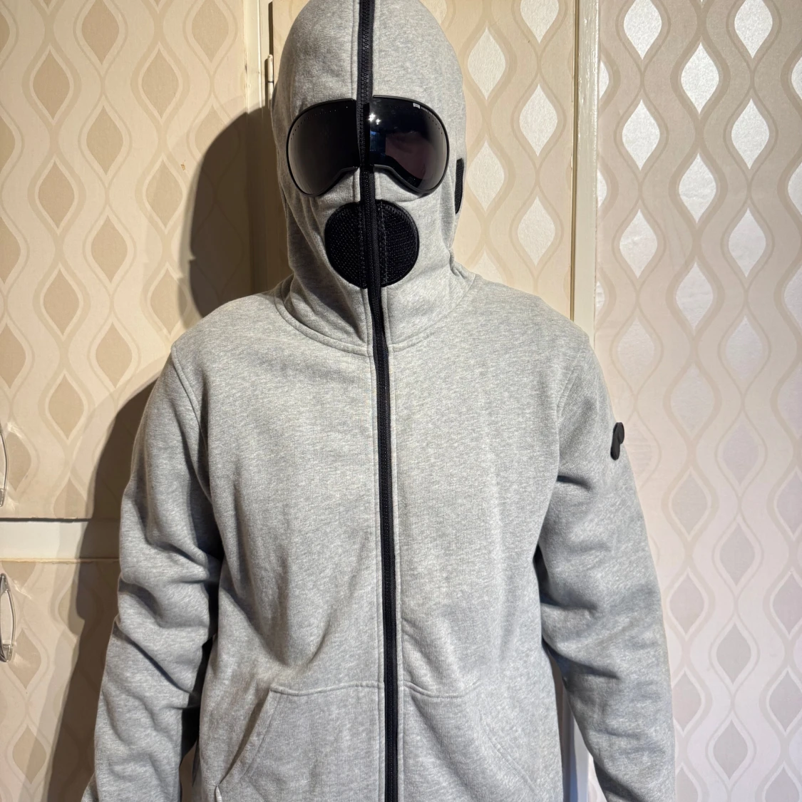 Grå hoodiejacka med inbyggda glasögon och mask