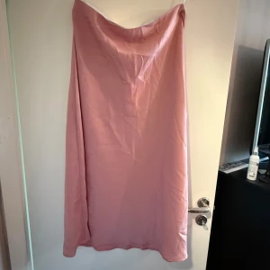 Rosa satinkjol - En ljusrosa kjol från YAS