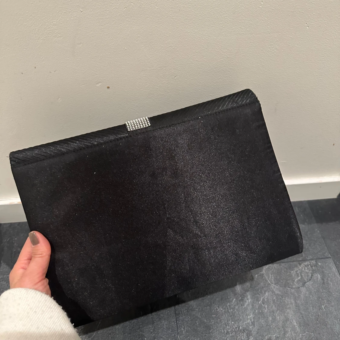 Svart kuvertväska med glittrig detalj från Atmosphere - 1