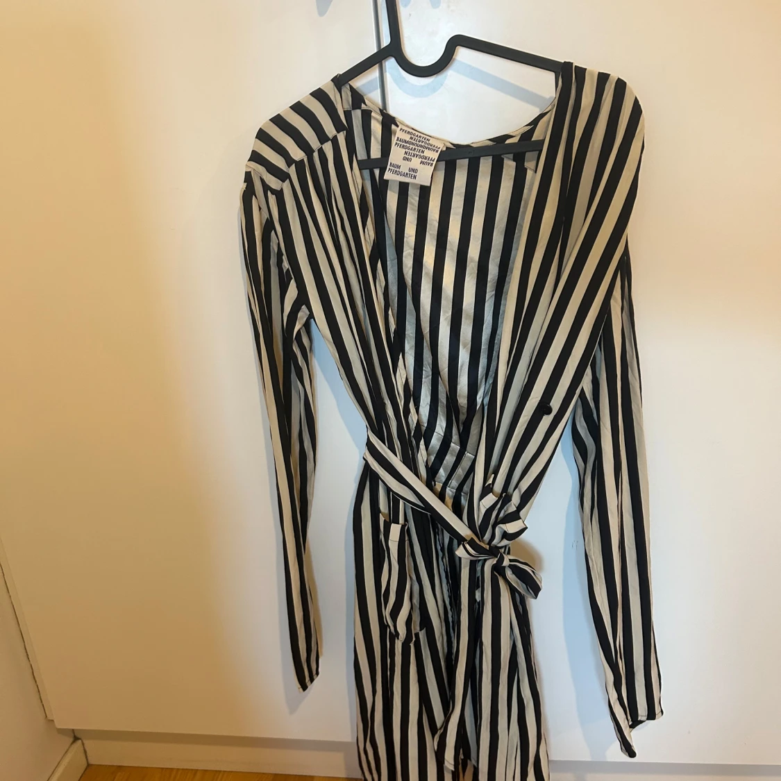 Svartvit randig omlottklänning från Baum und Pferdgarten