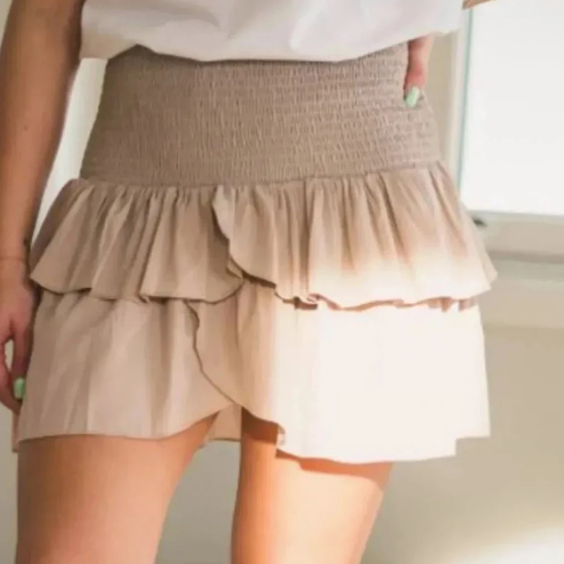 Beige volangkjol med smock i midjan - 1