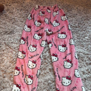 Hello Kitty pyjamasbyxor - Inga defekter, endast använda ett fåtal gånger. Passar typ alla storlekar väldigt stretchiga.