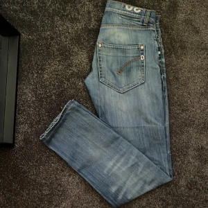 Dondup George - Skit feta dondup George i urtvättad design i storlek 30|skick 10/10 inga defekter alls| nypris ca 2999| ifall du har några frågor så är det bara att höra av sig👌