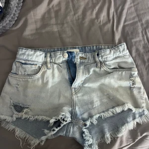 Jeansshorts  - Snygga ljusblå jeansshorts från H&M i storlek 36. De är lågmidjade för mig❣️❣️