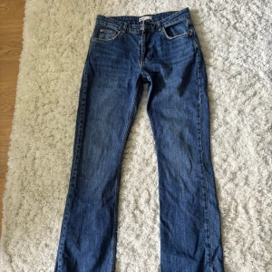 Jeans - Blåa jeans från Gina tricot, lite slitna längst ner
