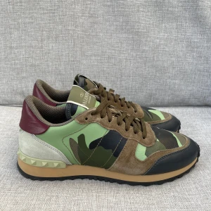 Valentino rockrunners nyskick  - Hej! Säljer nu dessa sjukt snygga valentino skor. Skorna är i fint skick!Har ett begränsat antal boxar och dustbag! Hör gärna av dig vid frågor. 38 passar 39