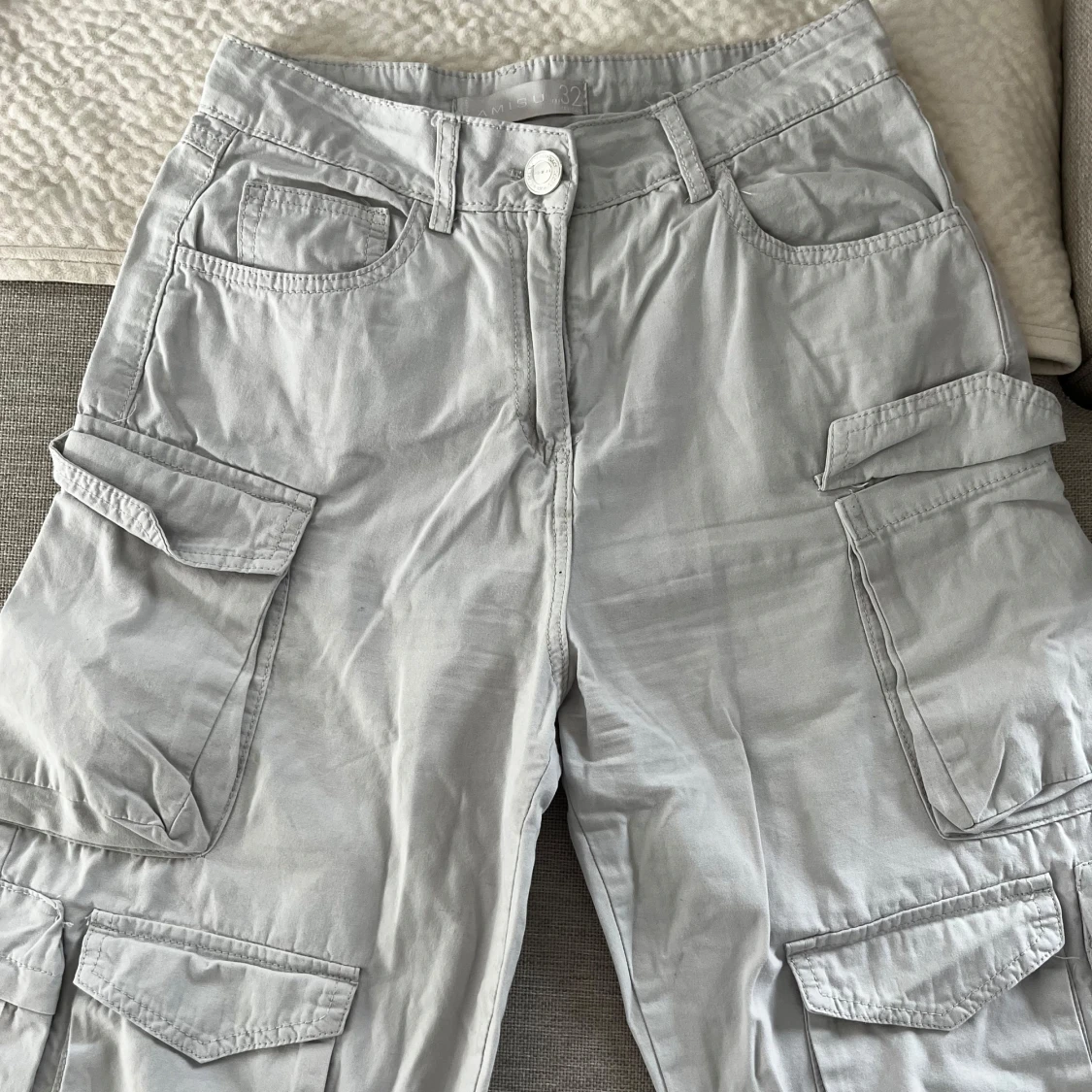 Ljusgrå cargopants från Amisu