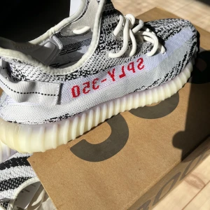 Yeezy Boost 350 Zebra v2 - Yeezy skor som köptes i Coolkicks LA. Kvittot  finns. 