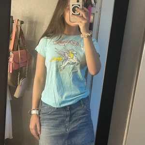 Ed Hardy t-shirt - T-shirt från Ed Hardy med tryck både fram och bak. Knappt använd! Storlek M men sitter som en S. 