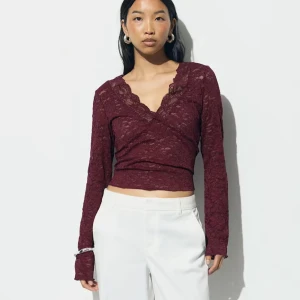 Vinröd spetströja  - Säljer en fin vinröd spets topp från gina tricot. Jätte fin och är perfekt fest tröja!