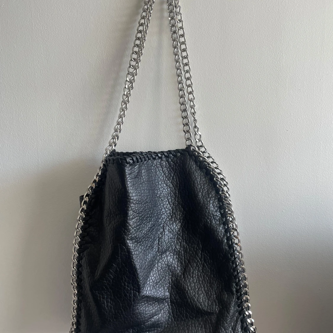 Svart axelväska med kedja från TIAMO
