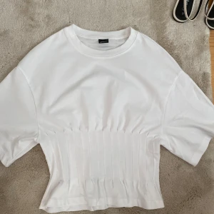 Figursydd tröja - Jätte fin figursydd tshirt som är ”veckad” i midjan och lös upptill, aldrig använd