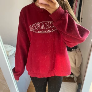 Vinröd sweatshirt från Gina - Säljer en vinröd sweatshirt från Gina. Super mysig tröja och i storlek XL för en oversized passform.💗