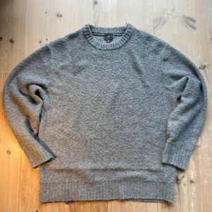Grå stickad tröja från H&M - En grå tröja från H&M. Tröjan har rund hals, räfflade ärmslut och nederkant samt långärmad design. Stickad och riktigt skön. Skriv vid intresse!