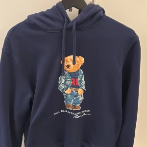 Polo bear Ralph lauren hoodie - Hoodie från Ralph lauren i 9,7/10 skick. Säljer på grund av att den inte används. Hoodien är köpt på Zalando. Nypris: ca 2500. 