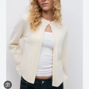 Krämvit kofta från Gina Tricot - Säljer en kofta/cardigan från gina tricot. Jätte fin och prefer till hösten! 