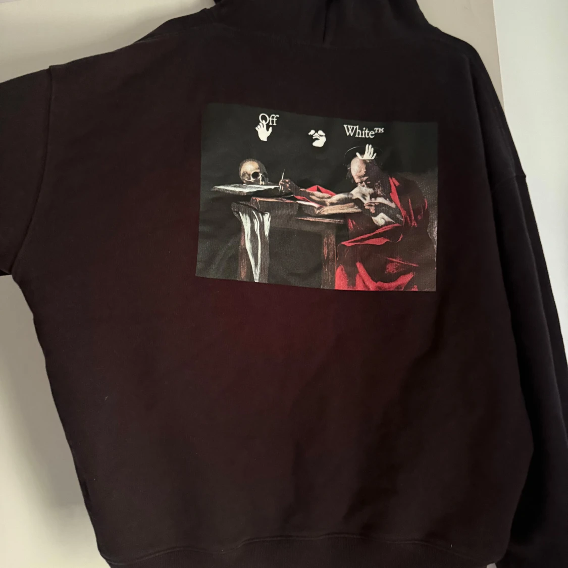 Svart Off-White hoodie med konstmotiv - 1