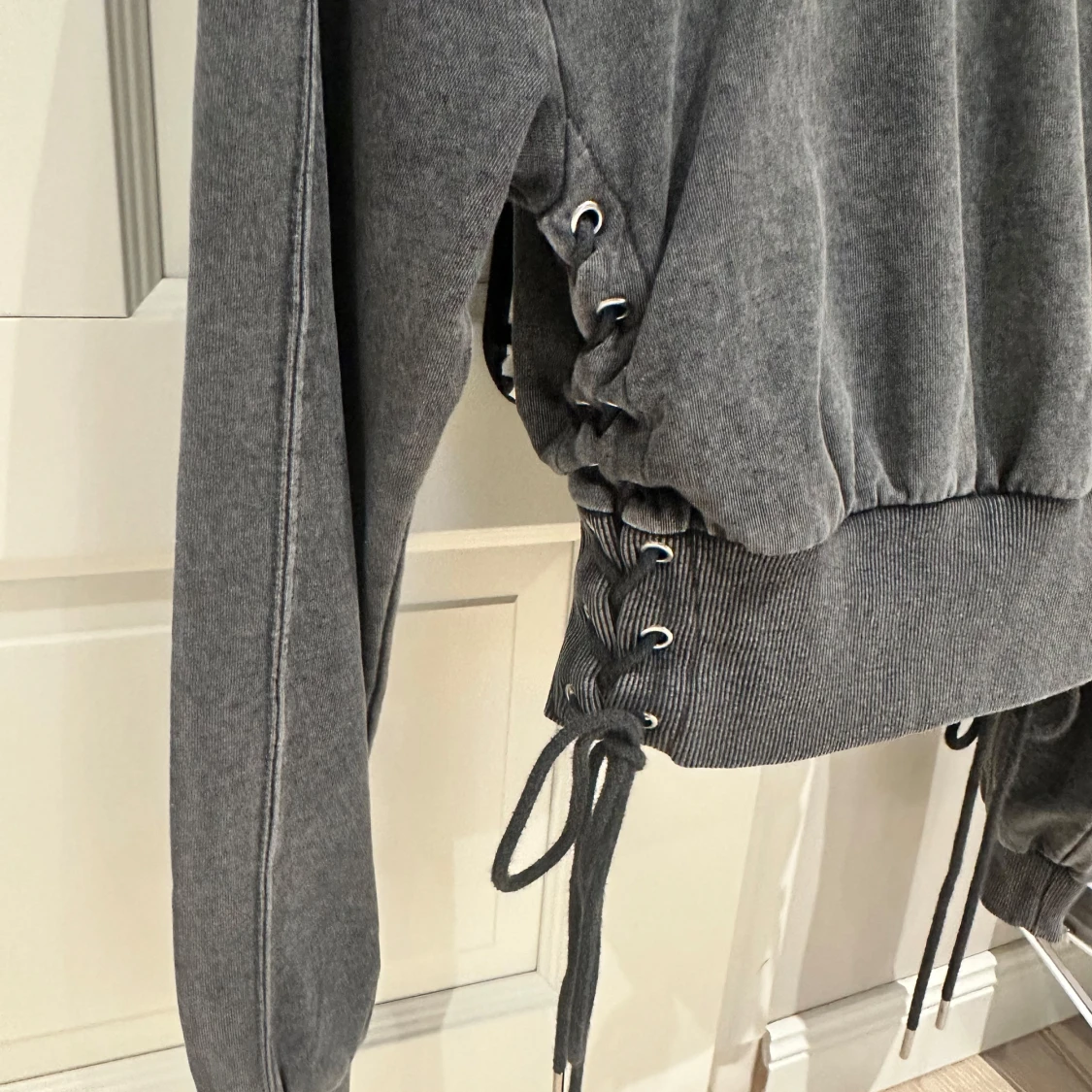 Mörkgrå croppad sweatshirt med snörning - 3