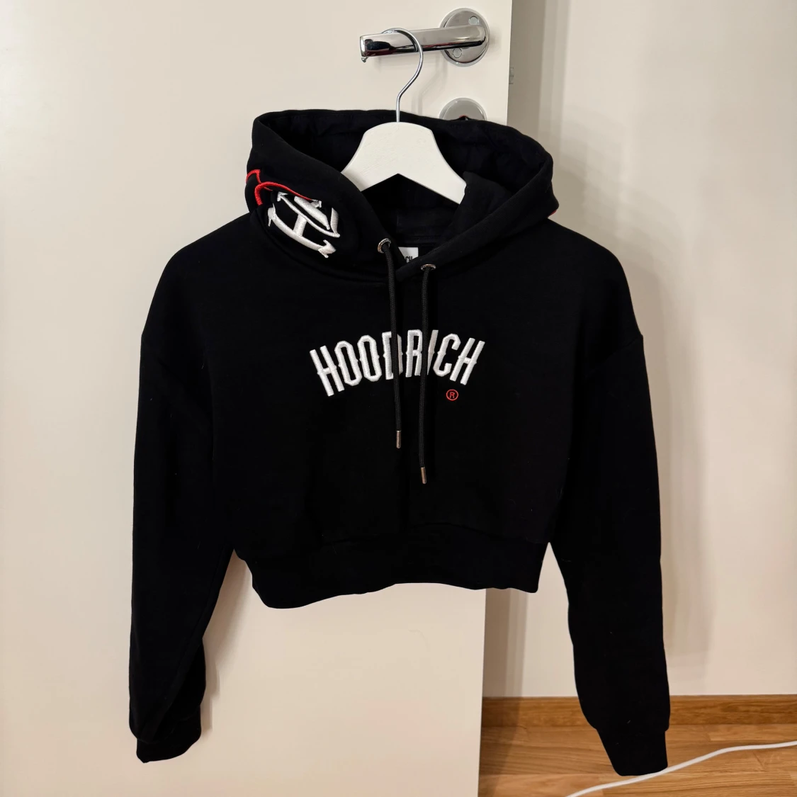 Svart croppad hoodie från Hoodrich